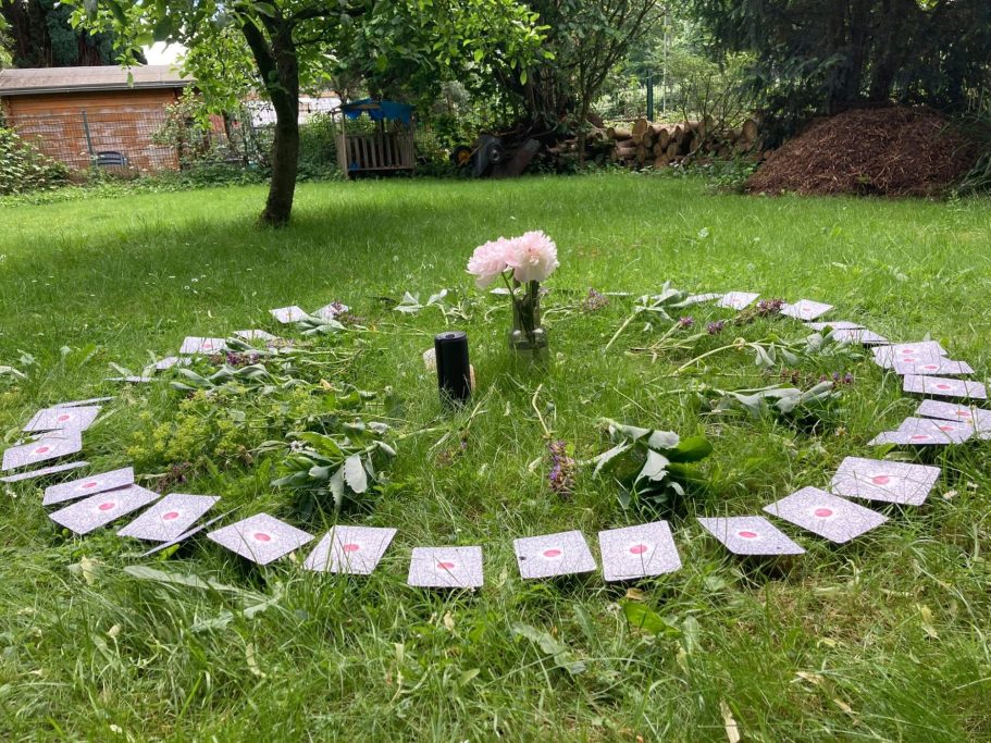 Achtsames Cacao Ritual Event Ratingen Warmes, ästhetisches Ritual-Setting mit Kerzen, Decken, Düften und zeremoniellem Kakao in Ratingen